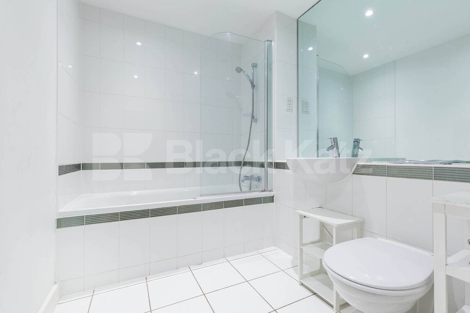 Stunning modern 2 bed 2 bath within a private development mins to tube Eden Grove, Holloway